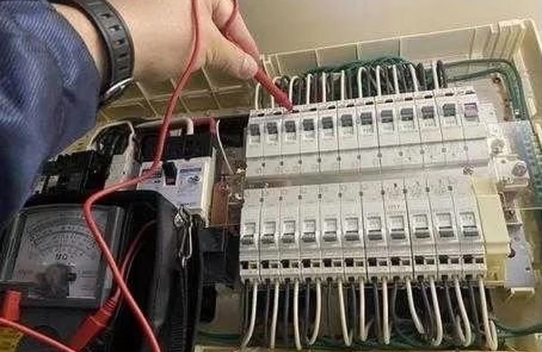 平塚で信頼と技術の電気工事を。あなたの安心を守ります。